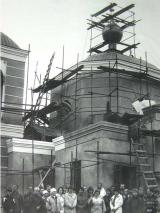 После установления освященного креста на здание церкви. После установления освященного креста на здание церкви.